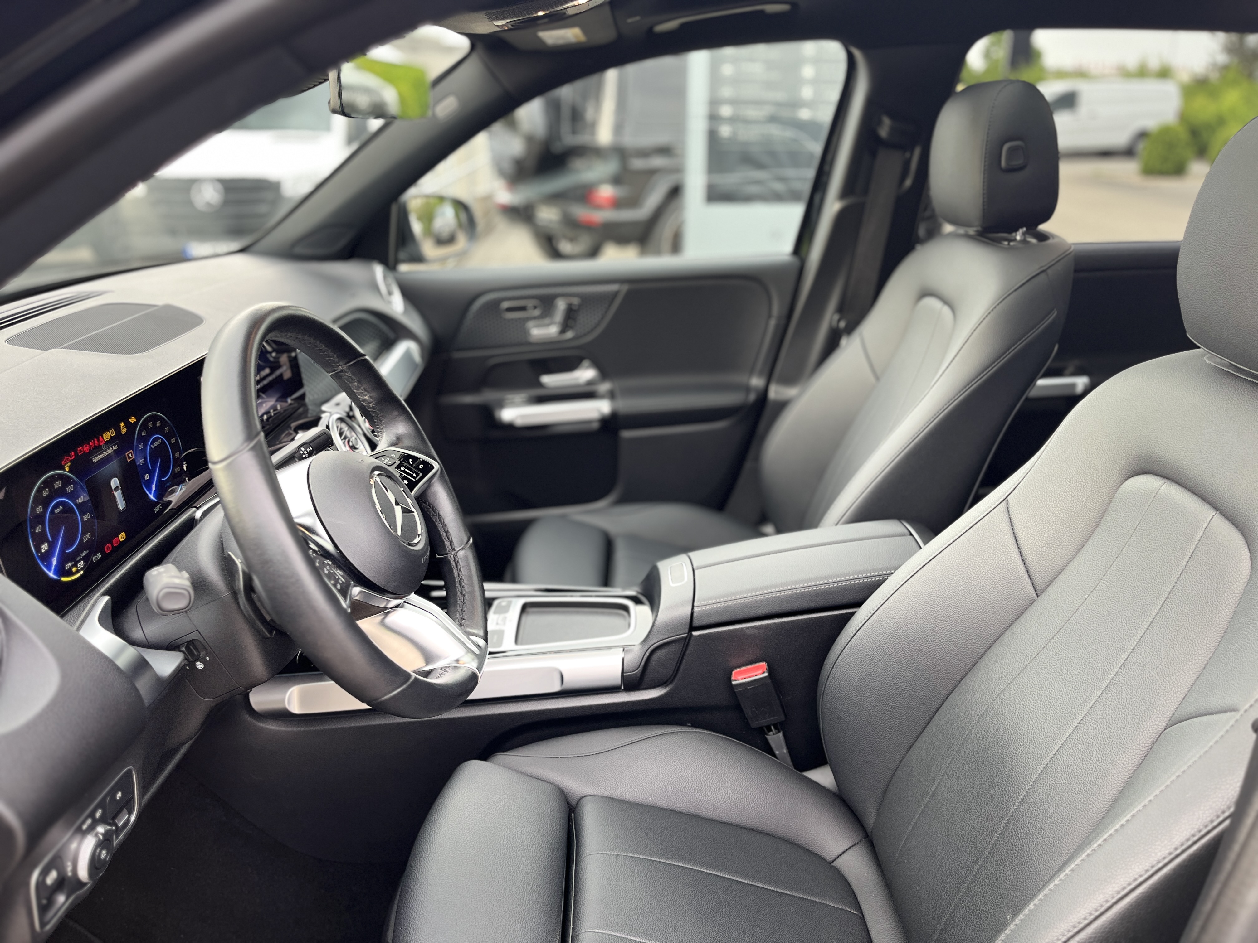 Mercedes-Benz EQB 300 4M