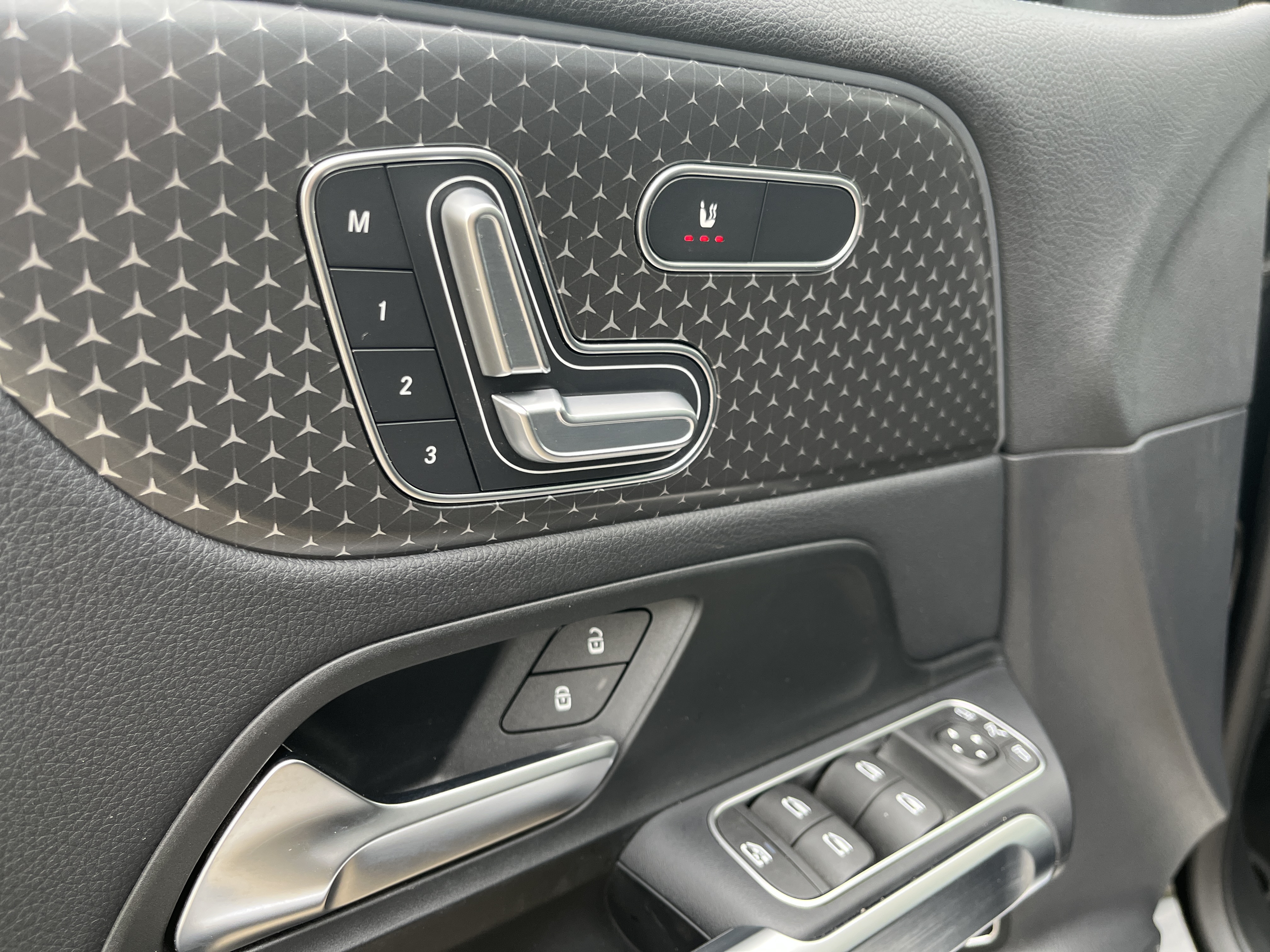 Mercedes-Benz EQB 300 4M