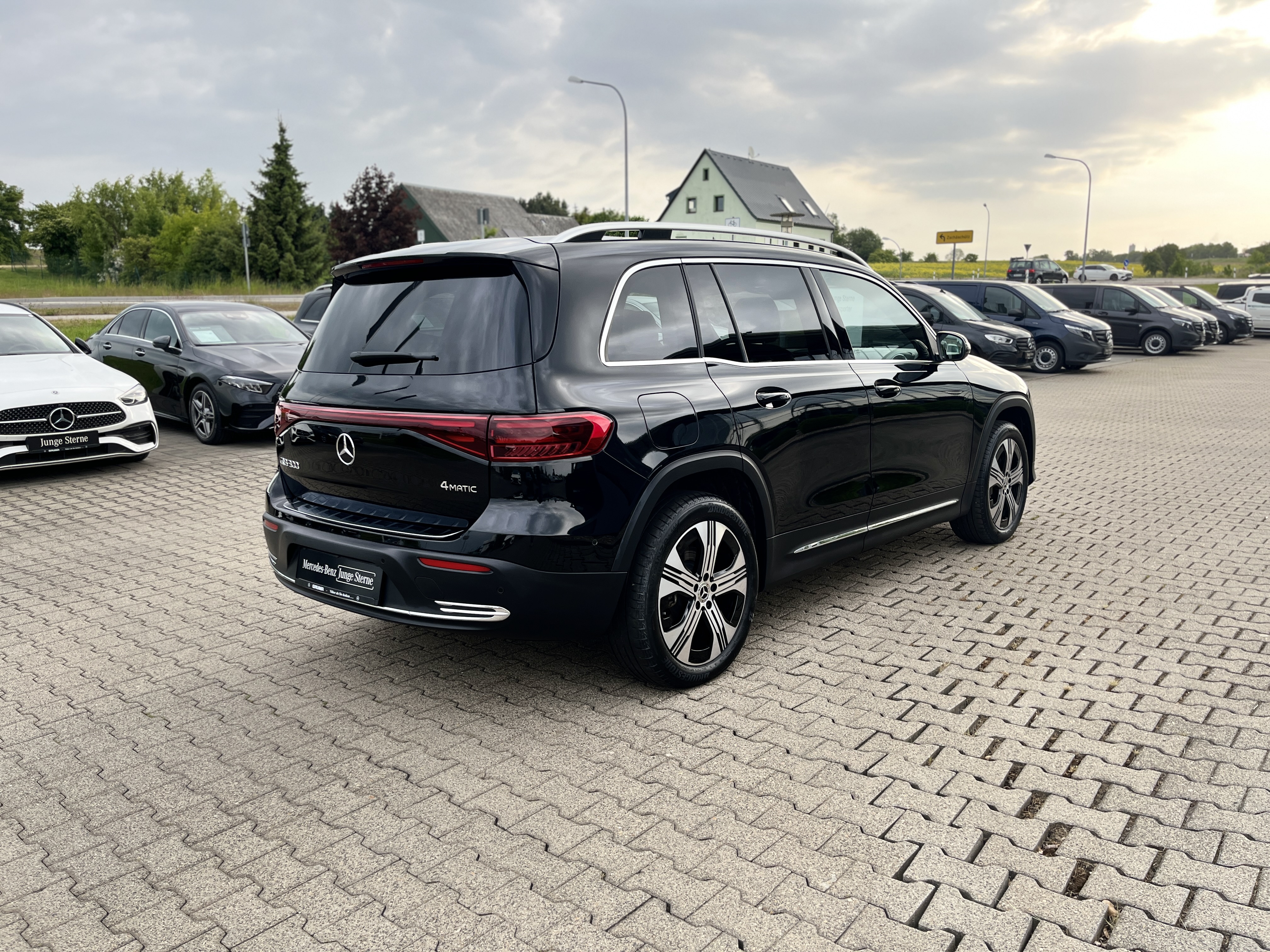 Mercedes-Benz EQB 300 4M