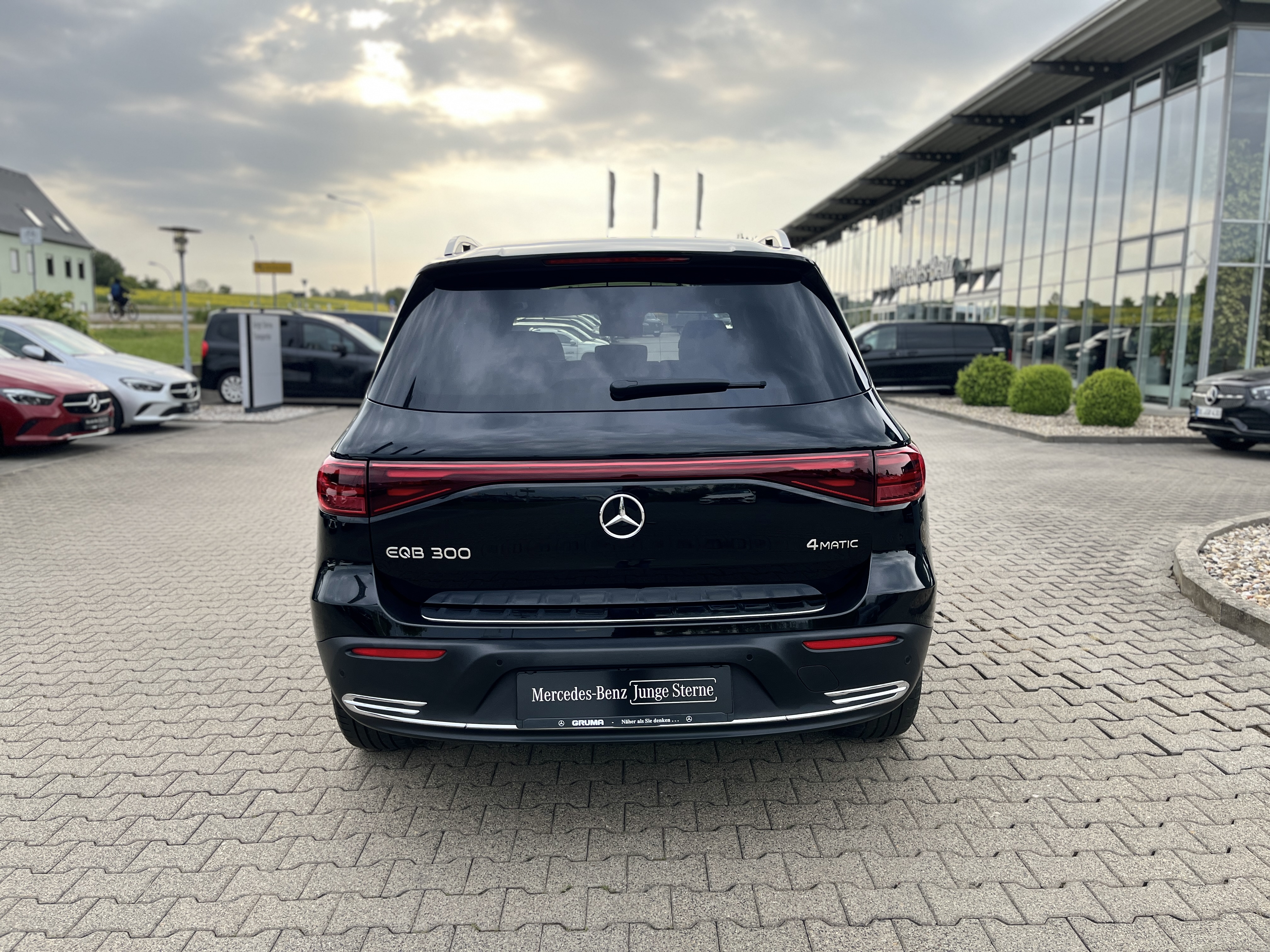 Mercedes-Benz EQB 300 4M