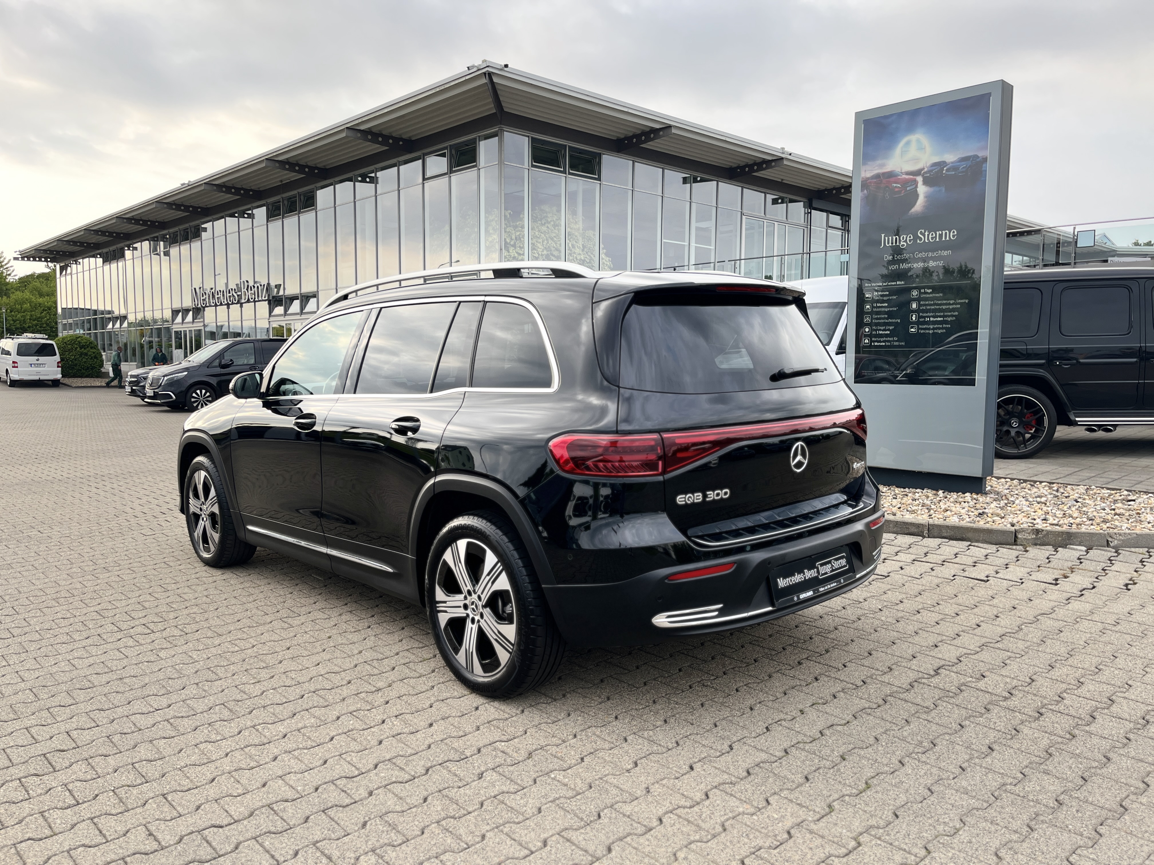 Mercedes-Benz EQB 300 4M