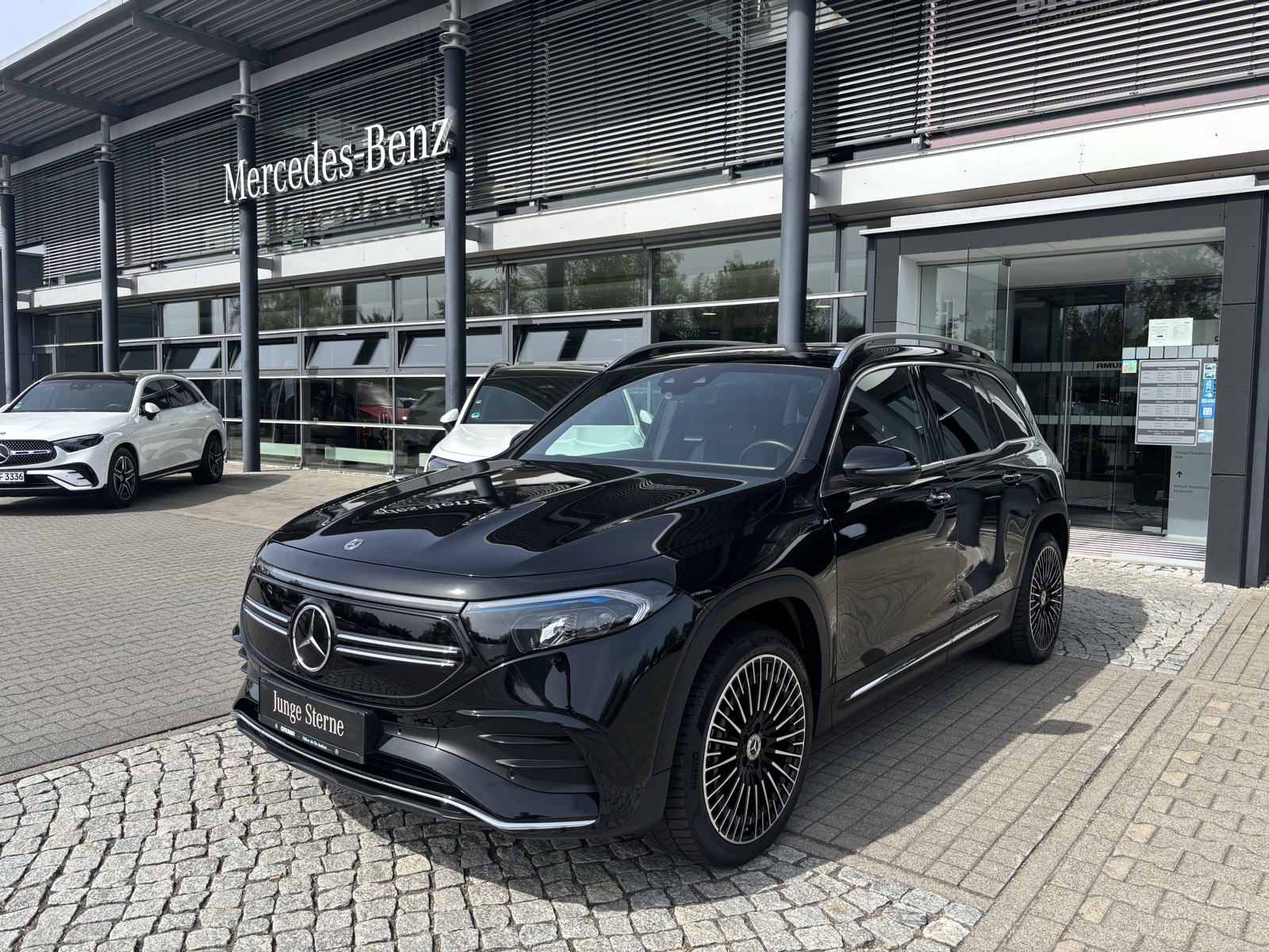 Mercedes-Benz EQB 300 4M
