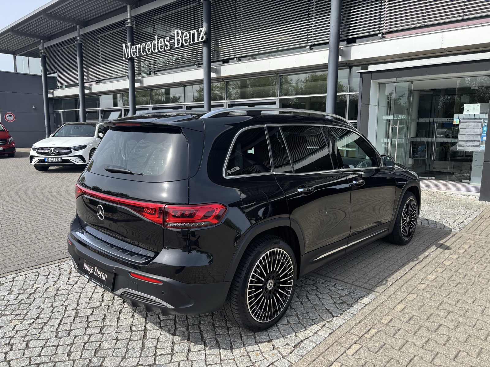 Mercedes-Benz EQB 300 4M